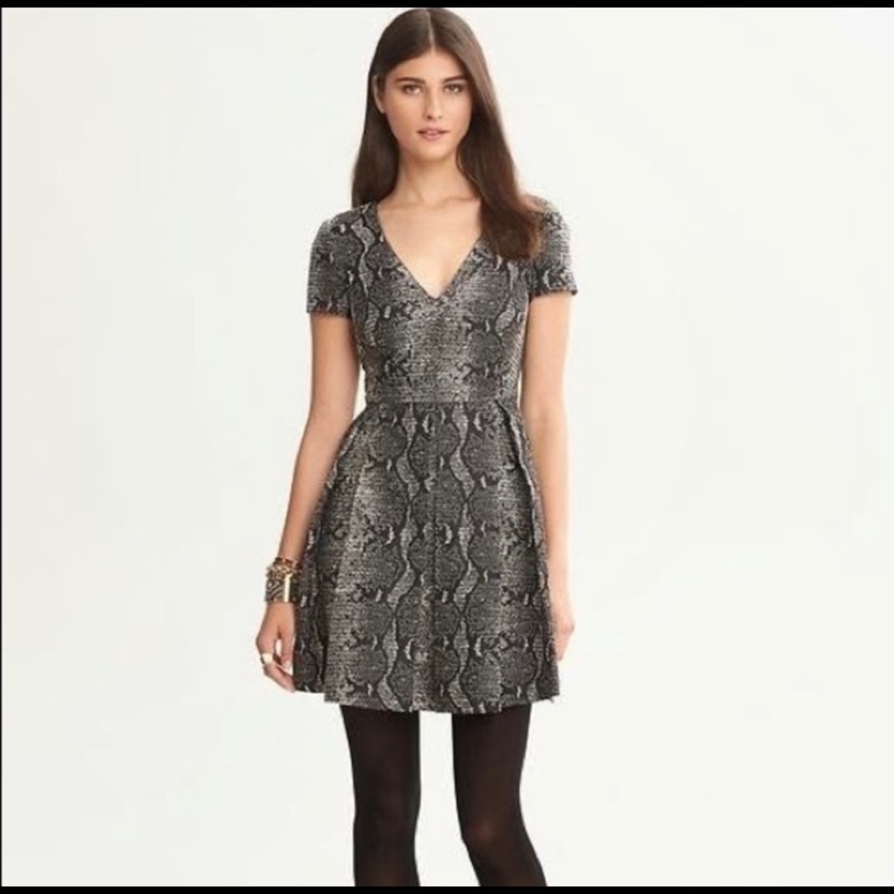 Worn once Banana Republic Heritage short sleeve black and cream snakeskin dress